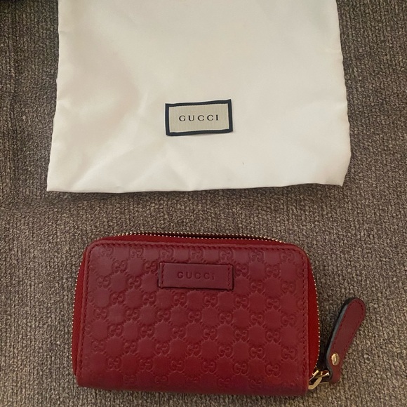 Preloved Compact Gucci zippy wallet.